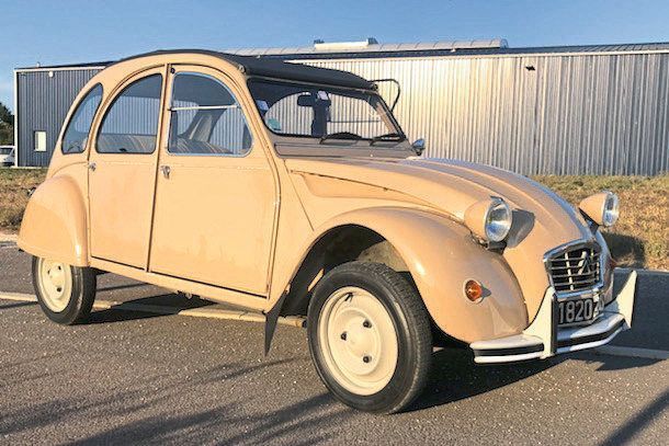 Bereits in den Dreißigerjahren arbeitete Citroën am preiswerten Volksauto, das später als 2CV auf dem Pariser Automobilsalon vorgestellt wurde. Der Auftrag lautete: „Entwerfen Sie ein Auto, das Platz für zwei Bauern in Stiefeln und einen Zentner Kartoffeln oder ein Fässchen Wein bietet, mindestens 60 km/h schnell ist und dabei nur drei Liter auf 100 km verbraucht.“ (Citroën )