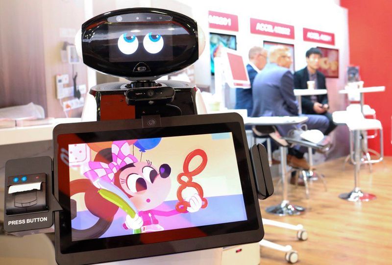Der kleine Roboter von Onyx Healthcare Inc. sotgt für gute Laune (© Messe Berlin)