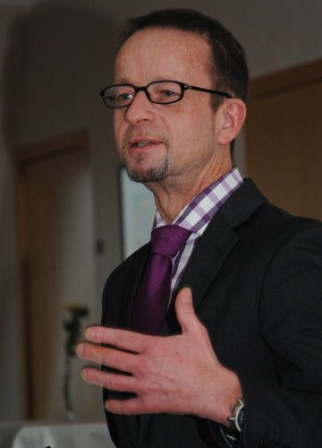Stefan Reindl, Institut für Automobilwirtschaft (IFA), erläuterte die Chancen und Risiken für den Handel beim Thema Carsharing. (Foto: Baeuchle)