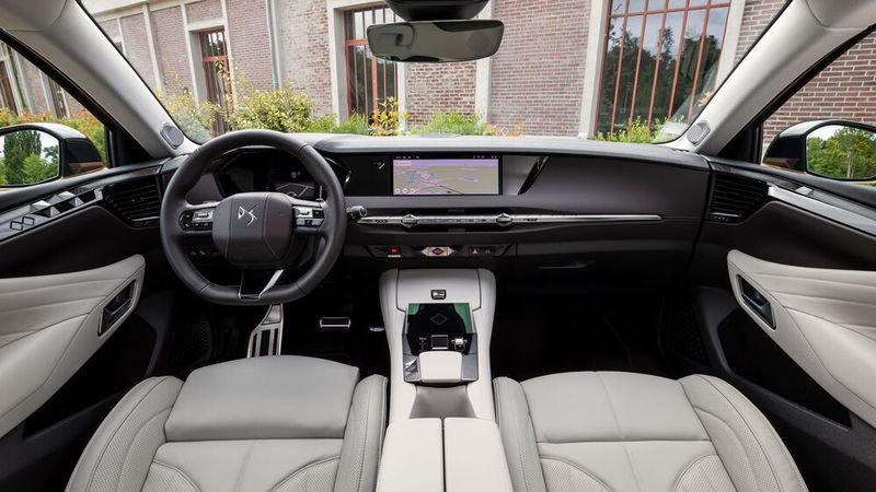 Innen geht es edel zu: Gesteppte Nähte ziehen sich durch das Nappa-Leder. (Bild:DS)