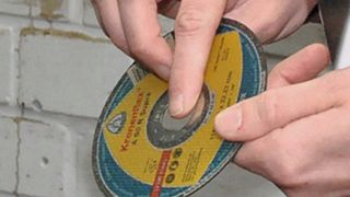 Überraschung? Stefan Schehl, Chemie- und Sicherheitsexperte von Berner, weist Werkstattleiter Marc Ebelshäuser im Rahmen des „Betriebs- und Chemie-Check“ von Berner auf das Verfallsdatum von Trenn- und Schruppscheiben hin. Maximal drei Jahre sind diese „haltbar“ – danach versprödet das Bindeharz, die Scheibe kann plötzlich brechen. (Foto: Dominsky)