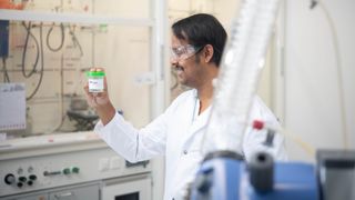 Empa-Forscher Arvindh Sekar mit dem neuartigen Epoxidharz, das sowohl schwer entflammbar als auch recycelbar ist.  (Bild: Empa)