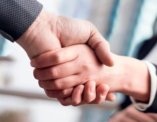 Top! Es gilt! Nach letzten rechtlichen Prüfungen ist jetzt genehmigt, dass MAX Automation SE die MA-Micro-Gruppe an eine Hitachi-Tochter verkaufen darf. Lesten Sie hier, worum es dabei geht ...(Bild:  B. Westermann)