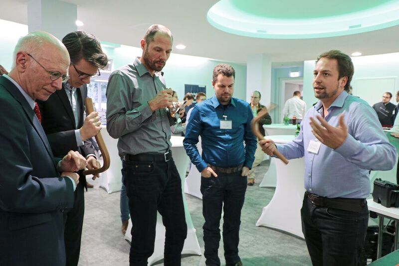 Das Start-up Lignoa mit seinem Gründer Yves Mattern (rechts) fand großes Interesse auf dem Anwendertreff Leichtbau 2018 in Würzburg. (K.Juschkat/konstruktionspraxis)