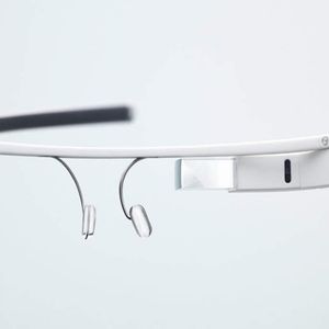 Die Augmented-Reality-Brille Google Glass in der Nahaufnahme.