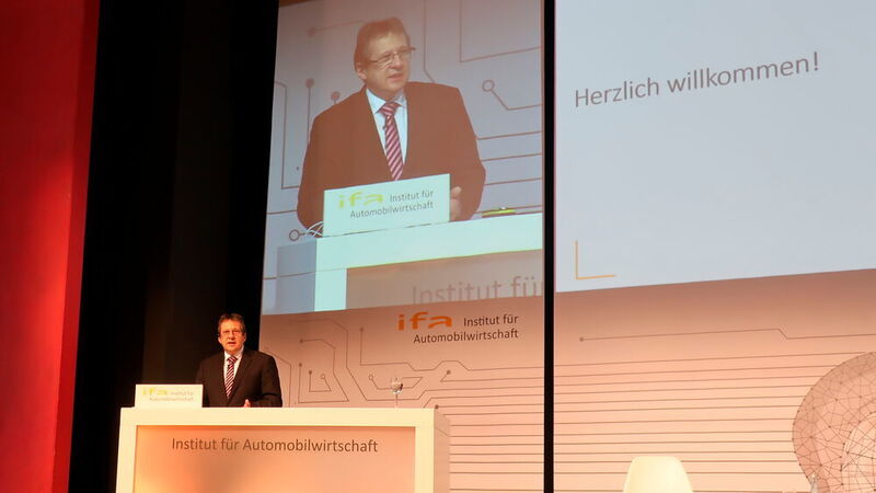 Prof. Andreas Frey, Rektor der Hochschule für Wirtschaft und Umwelt Nürtingen-Geislingen, eröffnete den Ifa-Branchengipfel am 14. Oktober in Nürtingen. (Hahn/»kfz-betrieb«)