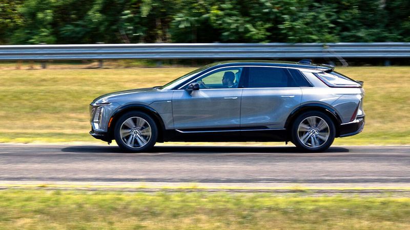 Bemerkenswert sind die Ruhe, die Geschmeidigkeit und der Komfort, die der Lyriq an den Tag legt. (Bild: GM)