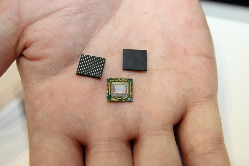 Auf der Hand von Dr. Stefan Kemethmüller, Sales Manager bei Micro Systems Engineering, Teil der MST Gruppe, liegt ein Elektronikmodul für aktive Implantate, das nach dem Stack-Die¬-Package-Prinzip zwei Chips übereinander stapelt. Dadurch wird bei gleicher kleiner Baugröße mehr Funktionalität erreicht. Bei einem Herzschrittmacher steuert ein Chip beispielsweise die Messung des Herzschlages und der andere dokumentiert die Daten, die dann beim Arzt ausgelesen werden können. (Bild: Finus)