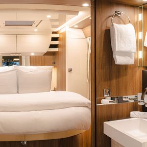 Auf knapp 20 Quadratmetern bietet das Wohnmobil-Studio den Hotelgästen unter anderem ein französisches Doppelbett im Heck.(Bild:  Jannis Hagels/Carthago)