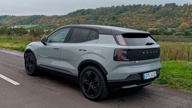 6. Das Fahrgefühl: Das Fahren macht mit dem EX30 CC richtig Spaß. In der Stadt kann das Modell mit seiner Wendigkeit und Spritzigkeit punkten, auf der Autobahn mit seiner beeindruckenden Leistung. Für den Sprint von 0 auf 100 km/h braucht der SUV weniger als vier Sekunden. Schluss ist, wie bei allen Volvo-Modellen, bei 180 km/h. Da die Reichweite bei höheren Geschwindigkeiten aber auch im Rekordtempo dahinschmilzt, neigt man ohnehin dazu, das Gaspedal nur sanft zu betätigen. So kommen die 315 kW/428 PS Leistung nicht mal annähernd zum Tragen. (Bild: Mauritz – VCG)