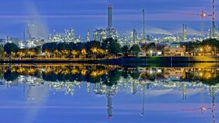 Im Trendbericht Chemieanlagenbau im Vorfeld der Achema 2018 geht es um die wachsenden Herausforderungen in einem wachsenden Markt. (©Blickfang - stock.adobe.com)