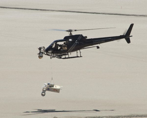 An einem Hubschrauber wird das Radarsystem der Descent Stage getestet. Es ist entscheidend für einen kontrollierten Abstieg des Mars Science Laboratory (Archiv: Vogel Business Media)