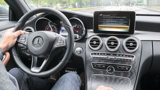 40 Prozent würden Services im Bereich „Büro & Assistent“ nutzen, beispielsweise Virtual Reality Besprechungen im Auto oder Assistenten, die Ruhepausen basierend auf dem Terminkalender vorschlagen. (Bild: Daimler)