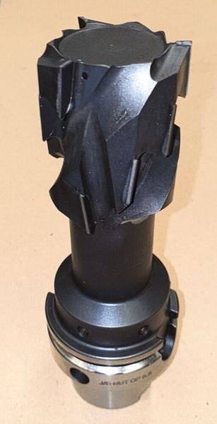 T-Nuten-Fräser mit verkürzten PKD-Schneiden, um die Radialkräfte zu minimieren, was eine bessere Oberflächengüte zur Folge hat. In axialer Einbaulage sind die PKD-Blanks gegenläufig eingebettet, um die axialen Bearbeitungskräfte bei einem relativ hohem Umschlingungswinkel nahezu zu kompensieren, was Vibrationen während der Bearbeitung deutlich reduziert. (Bild: Ingersoll Werkzeuge)