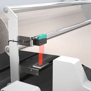 Bahnkantenkontrolle mit R305: Der Sensor meldet kritische Veränderungen im Kantenlauf einer Textilbahn und löst damit die Korrekturroutine aus. (Bild: Pepperl+Fuchs)