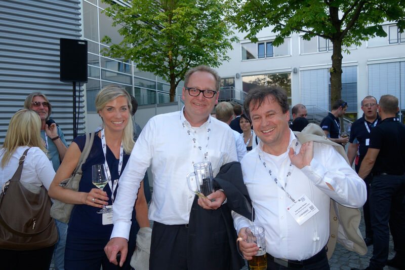 (v. l.) Fabienne Horch und Dirk Vangenhassend, Vangenhassend, mit Franz Josef Medam, ACER Being Signage. (Bild: IT-BUSINESS)