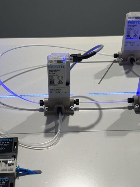 Festo zeigte das mediengetrennte Ventil VYKC zum Dosieren. Eingesetzt ist eine Membran zur Trennung der Medien. (Bild: Engelke – VCG)