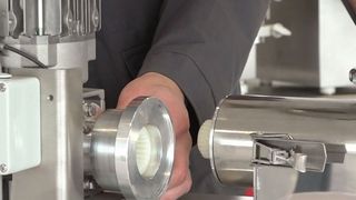 Eine neue Brabender-Dosierlinie namens DS für Kunststoffgranulat kommt jetzt in zwei Versionen und vier Größen, heißt es. Kurze Lieferzeiten, einfaches Handling und die Möglichket zur optimalen Granulatdosierung sollen die Systeme auszeichnen. Hier der Blick auf eine E-Variante. (Barbender)