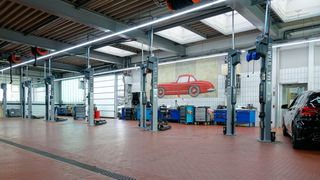 Angst vor leeren Werkstatthallen? Viele Inhaber freier Kfz-Betriebe rechnen mit niedrigeren Umsätzen als im gleichen Monagt des Vorjahres. (Schreiner/»kfz-betrieb«)