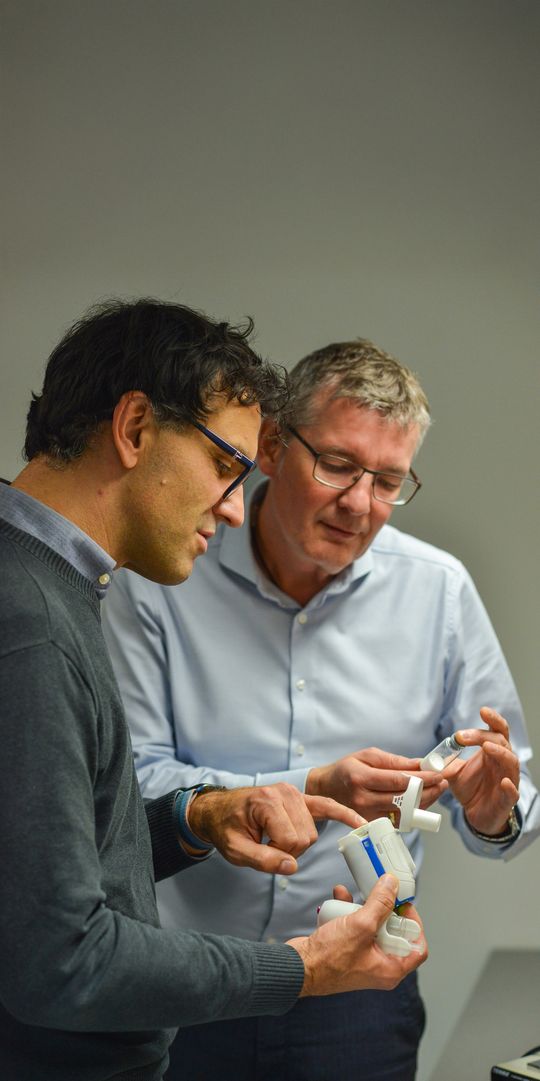 Tobias Kolb und Axel Fischer von Activoris mit dem «Elaera»-Inhalator.(Bild:  HTAI/bartels + drescher)