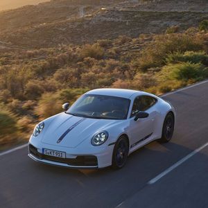 Der erstmals auch als Cabrio erhältliche neue T ist leichter, puristischer und emotionaler als der normale Carrera.(Bild:  Porsche)