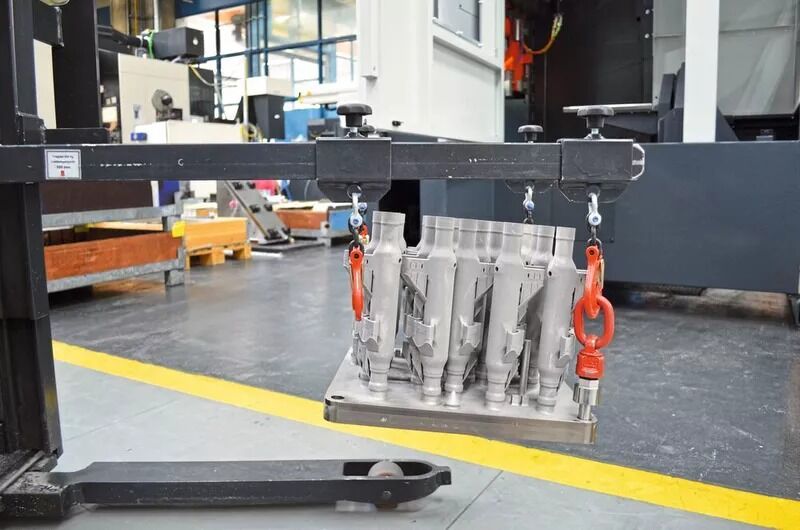 Auch Airbus setzt bei einigen Bauteilen inzwischen konsequent auf Additive Fertigung. In Donauwörth fertigt der Konzern jährlich mehr als 4000 Passagier- und Frachttüren für Flugzeuge, mit 3D-gedruckten Bauteilen. Die hier gezeigten Titan-Türverriegelungswellen werden vollständig additiv erzeugt und führen pro Flugzeug zu Gewichtseinsparungen von mindestens vier Kilogramm. (Airbus)