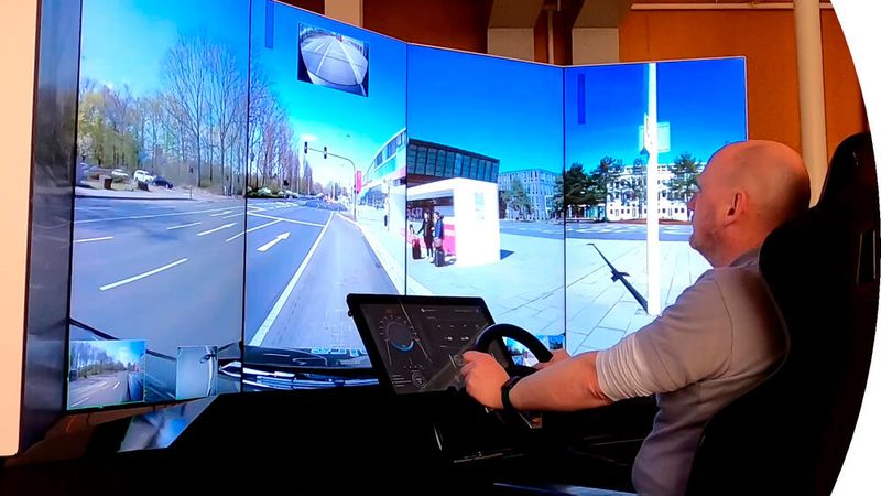 Der Teleoperator fährt das Mira-Personenshuttle praktisch in Echtzeit durch den Straßenverkehr. (Bild: Mira)