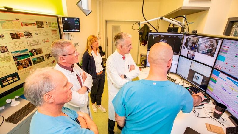 Im „Cockpit“ von telePIN: Dr. Sasse, Professor Beerbaum, Sibylle Schiele, Klinische Leistungsentwicklung, Professor Lammert, Dr. Rathert (v. l.).(Bild:  Karin Kaiser / MHH)