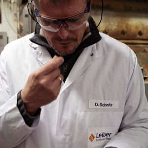 Dr. Ulrich Schmitz, Leiter Technik / Produktion bei Leiber, ist mit dem neuen Plattenwärmeübertrager für die Herstellung von Hefeextrakt zufrieden.