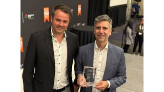 CEO und Mitgründer Dr. Hendrik Thamer (l.) und Dr.-Ing. Claudio Uriarte, ebenfalls Mitgründer und CTO von Cellumation, präsentieren stolz den RBR50 Robotics Innovation Award 2026. (Bild: Cellumation)
