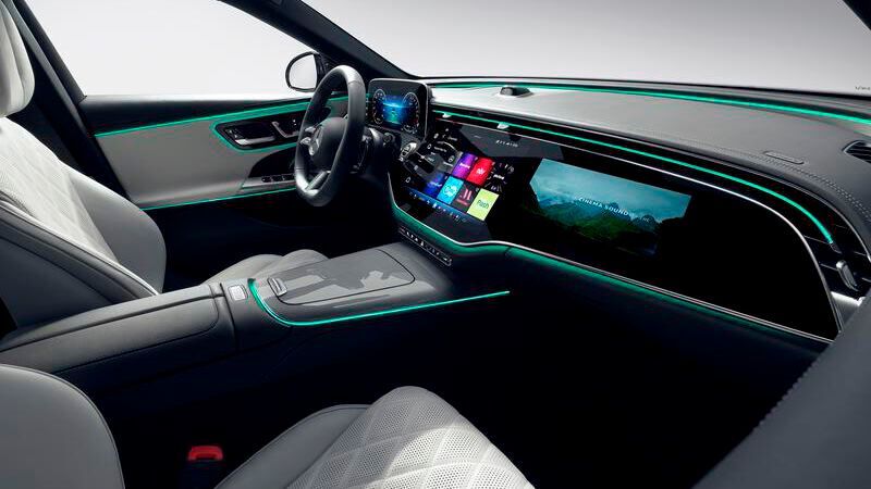 In der neuen E-Klasse der Mercedes-Benz AG wird dank intelligenter Musikanalyse des Fraunhofer IDMT Ilmenau Musik auch visuell erlebbar. Dafür wird ein Lichtband im Fahrzeuginnenraum passend zu Musik und Sounds angesteuert.(Bild:  Mercedes-Benz AG)