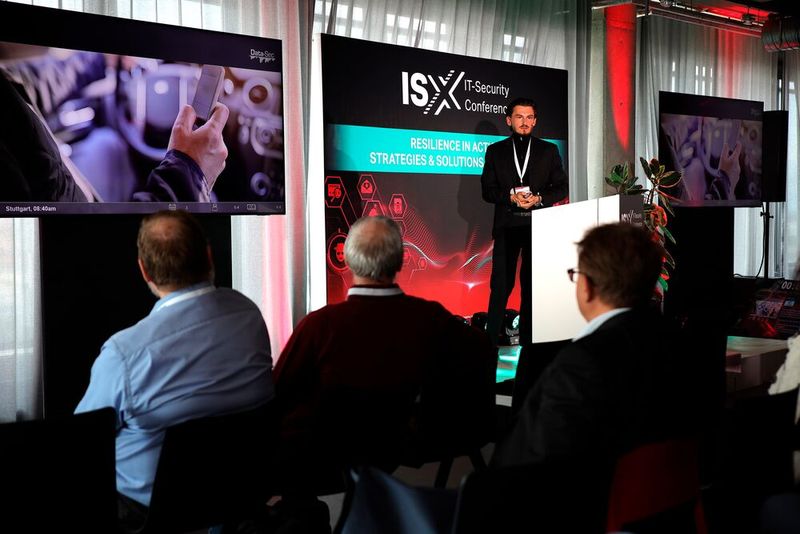 Parallel zu Hojnackis Think Tank folgten zwei Berichte über tatsächlich geschehene Cyberangriffe. Leonard Bunjaku, IT-Security Berater bei Data-Sec berichtete von einem Vorfall beim Kipp-Werk aus Sulz am Neckar. (Bild: Vogel IT-Akademie)