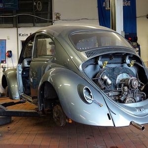 In der Werkstatt wird gerade ein weiterer VW Käfer fertiggestellt.(Bild:  Rosenow/»kfz-betrieb«)