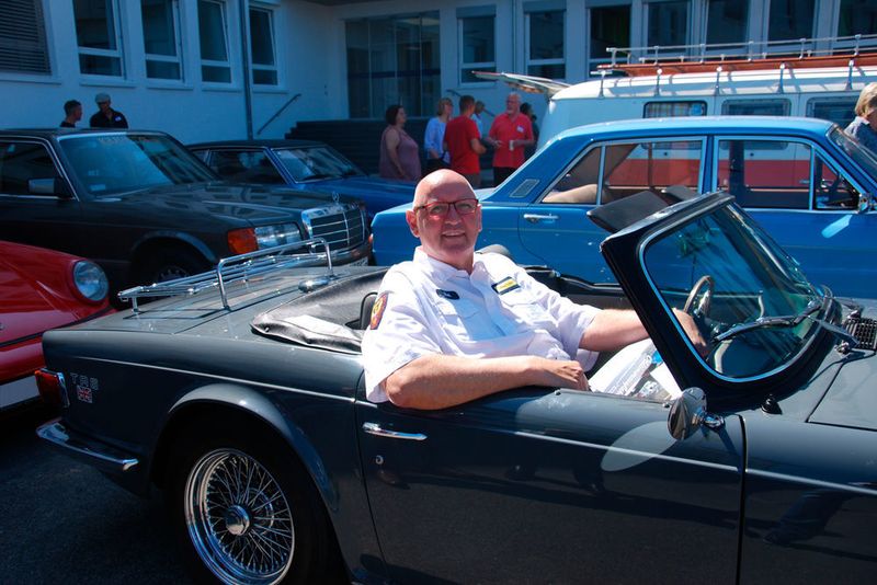 Passt – Glasurits Oldtimer-Spezialist Jürgen Book im TR 6 (Wenz)