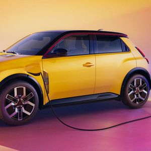 Platz 10: Im Jahr 2024 reichte es für den R5 mit 32.900 Euro für Platz 5. Mittlerweile bietet Renault die günstigere Einstiegsvariante für 28.000 Euro an. Dennoch verliert das Modell fünf Plätze. Das zeigt, dass das Angebot an E-Autos deutlich zugenommen hat. (Bild: Renault)