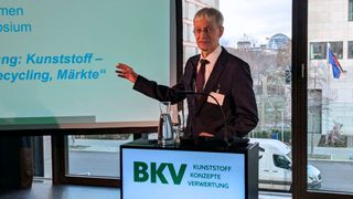 Dr. Ingo Satorius, Geschäftsführer der BKV präsentierte die Ergebnisse der Studie „Stoffstrombild Kunststoffe in Deutschland 2023 – Zahlen und Fakten zum Lebensweg von Kunststoffen“ auf dem BKV-Symposium in Berlin. (Bild: Plastics Europe Deutschland e.V.)