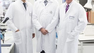 Prof. Dr. Ardeschir Ghofrani (, Unversitätsklinkum Essen, l.), Prof. Dr. Johannes-Peter Stasch (Bayer Healthcare, m.) und  Dr. Reiner Frey (Bayer Healthcare) sind für ihre Eintwicklung eines Medikaments zur Behandlung von zwei lebensbedrohlichen Formen des Lungenhochdrucks für den Deutschen Zukunftspreis 2015 nominiert worden. (Bild: Ansgar Pudenz/Deutscher Zukunftspreis)