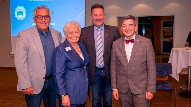 Für das Fotoalbum der Innung: (v. l.) stellvertretender Bürgermeister Johannes Kemper, Obermeisterin Dietlinde Stüben-Endres, Kreishandwerksmeister Arnd Neubauer und Bürgermeister Werner Arndt  (Bild: Kfz-Innung Recklinghausen und Gelsenkirchen)