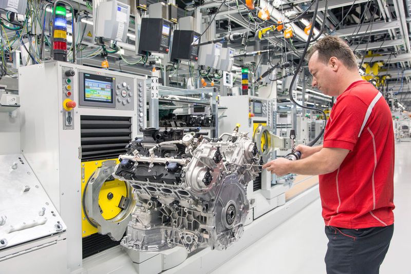 ... fertigen 400 Mitarbeiter täglich rund 200 Achtzylinder-V-Motoren. (Porsche)