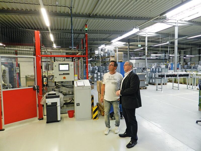 Ossenberg-Geschäftsführer Carsten Diekmann (l.) und General Manager Carsten Stumpf von Kawasaki Robotics begutachten die Anlage. (Kawasaki Robotics)