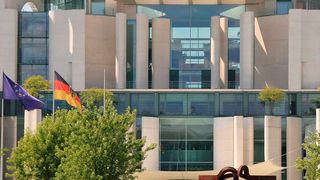 Bundeskanzler Olaf Scholz ist am 27. September mit Vertretern der Branche zu einem Chemiegipfel zusammengekommen. (Bild: frei lizenziert)