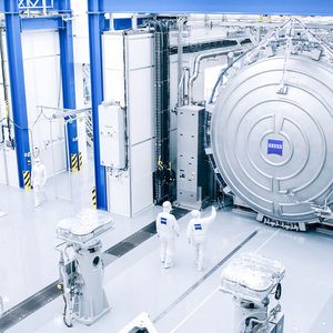 The high-precision mirrors from ZEISS for the High-NA-EUV technology are measured in gigantic vacuum chambers with a diameter of five meters.(Source:  Photo: Courtesy of ZEISS)
