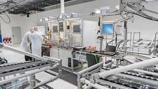 Blick in die neue Fertigung von Antrieben für Hybrid- und Elektrofahrzeuge der Business Unit eCar Powertrain Systems in Erlangen. Das Produktionssystem ist durchgängig mit der Siemens-eigenen Automatisierungstechnik ausgestattet. Zum Einsatz kommen etwa Simatic Steuerungen und HMI-Geräte. (Bild: Siemens)