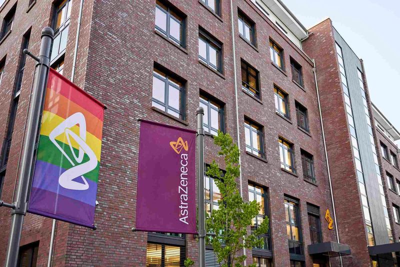 Nummer 10: Auf Platz 10 mit 19,0 von insgesamt 40 Punkten kommt AstraZeneca. Als größtes Manko der Karriereseite betrachtet der Report das Fehlen eines Claims und der Unternehmenswerte. Zudem wünschen sich die Autoren mehr Bilder. Die langen Texte mit kompliziertem Satzbau und kaum emotionaler Sprache werden auch negativ bewertet. (Bild: AstraZeneca)