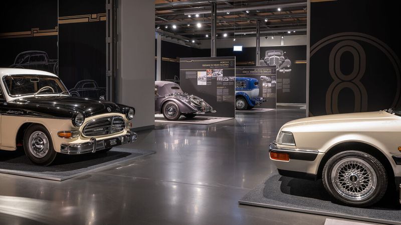 Links eine Sachsenring P 240 Limousine, allerdings mit Reihensechszylinder, rechts ein Audi V8 3.6. (Bild: Stefan Warter/Audi AG)