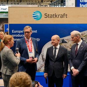 Leitthema der Hannover Messe 2024 ist Nachhaltigkeit und grüne Energie. Für Kritiker passt das Partnerland Norwegen da allerdings nicht richtig ins Bild: im Sommer 2023 genehmigte die norwegische Regierung 19 neue Öl- und Gasprojekte.(Bild:  Sandro Kipar/VCG)