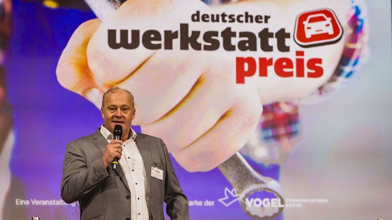 Auch Bundensinnungsmeister und ZDK-Vizepräsident Detlef Peter Grün lass es sich nicht nehmen, einige Worte an seine an diesem Abend ausgezeichneten Kollegen zu richten.  (Bild: Stefan Bausewein)