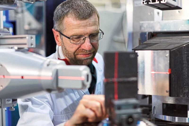 Dr. Michael Hofmann justiert eine Probe am Neutronendiffraktometer Stress-Spec. Mithilfe des empfindlichen Messgeräts konnten die Forscher auch die Kristallstruktur von Kohlensäure nachweisen. 