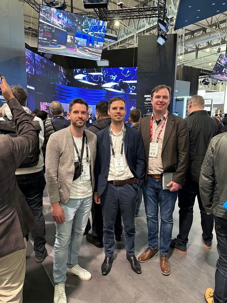 (v. r.) Florian Sohn (LG) zeigt Christian Karl und Marcel Rothert (Volkswagen) die Neuheiten.  (Bild: Vogel IT-Medien)