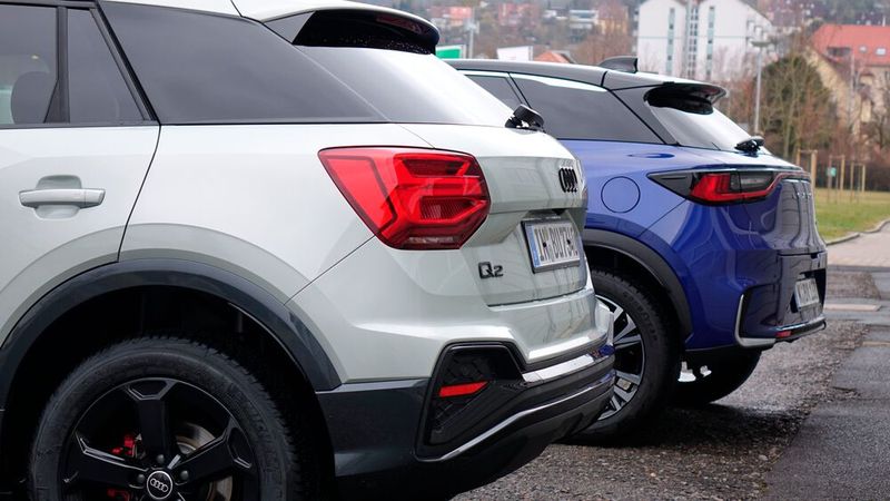 Am Heck mit den großen, kastenartigen Rückleuchten sieht man dem Q2 sein Alter dann doch an.  (Bild: Rosenow – VCG)